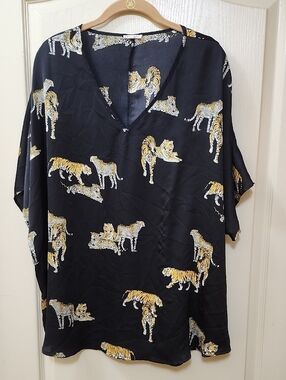 JODIFL BLACK/ANIMAL PRINT V-NECK BLOUSE
